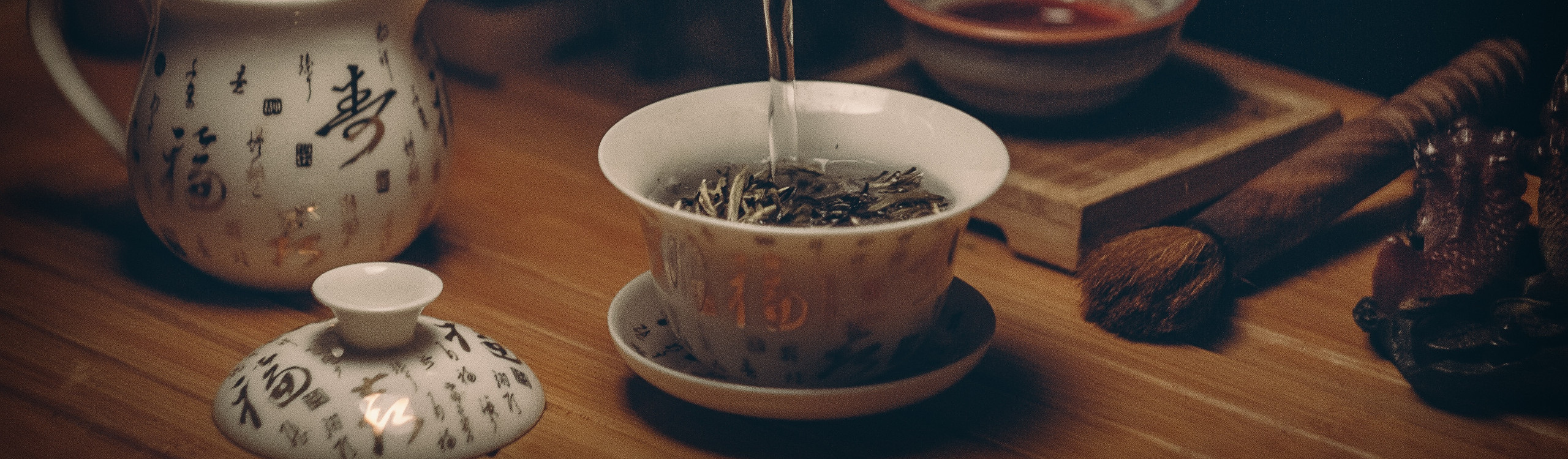 Eau chaude versée dans une tasse de thé