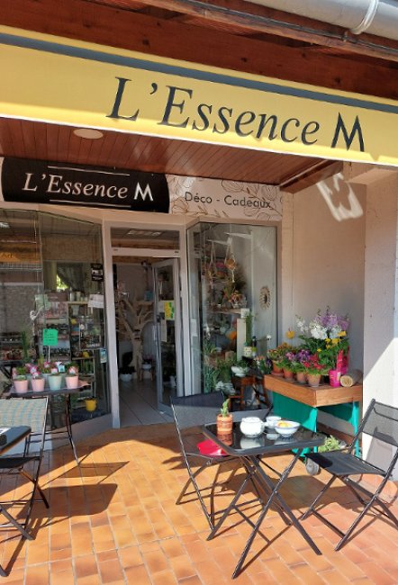 Entrée du magasin L'Essence M à Claix, dans l'Isère, concept store et salon de thé